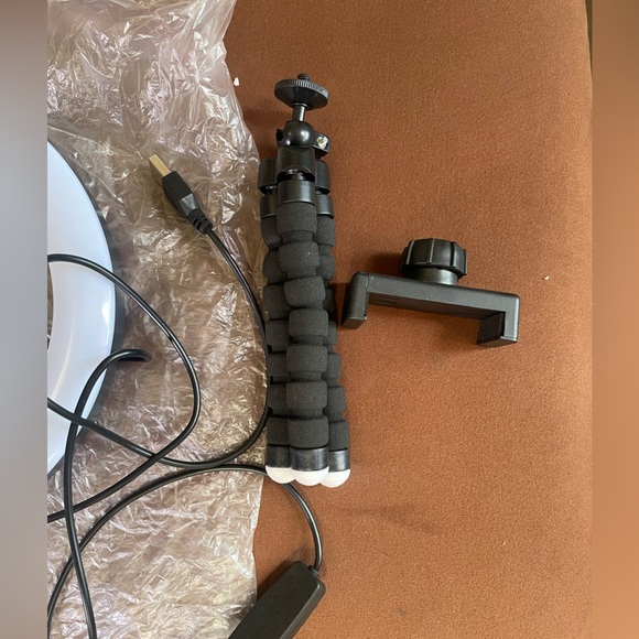 8” Ring Fill Light. Perfect For Beginner Content Creators 💡 - Picture 4 of 8